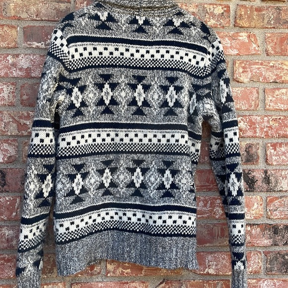 American eagle vintage Aztec print thick sweater size Medium. - Picture 4 of 6